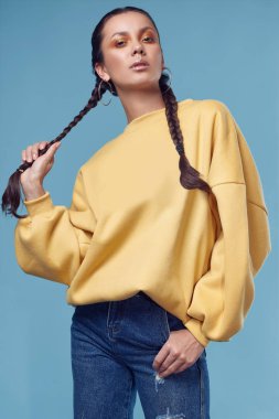 Güzel çekici İspanyol kız kot pantolon ve sarı hoody