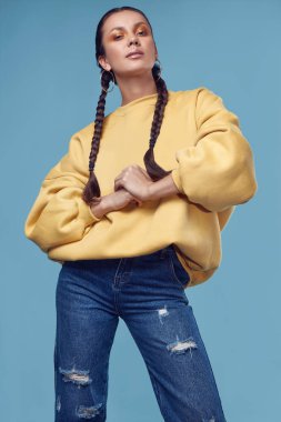 Güzel çekici İspanyol kız kot pantolon ve sarı hoody