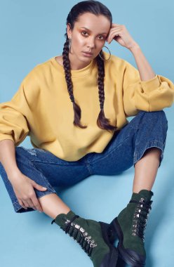 Güzel çekici İspanyol kız kot pantolon ve sarı hoody