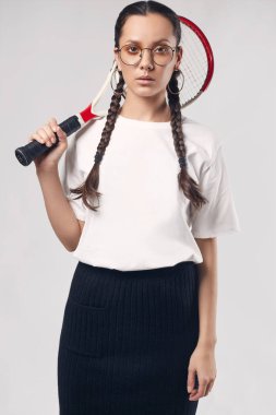 Beyaz t-shirt tenis raketi ile büyüleyici İspanyol kız güzel