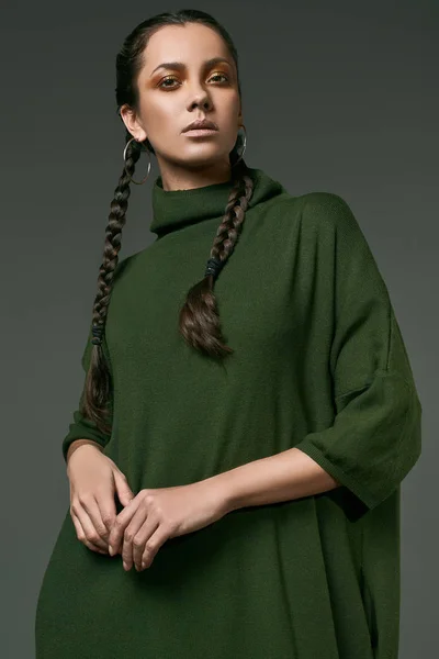 Gyönyörű bájos hispán lány hosszú zöld ruha — Stock Fotó