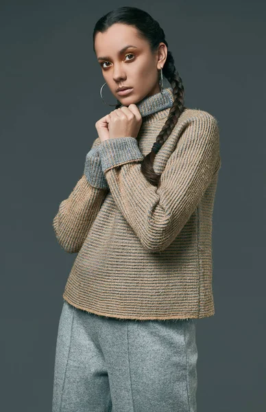 Портрет красивої чарівної іспаномовної дівчини в затишному светрі — стокове фото