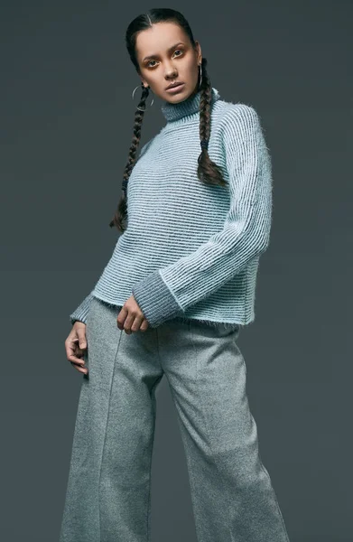 Портрет красивої чарівної іспаномовної дівчини в затишному светрі — стокове фото