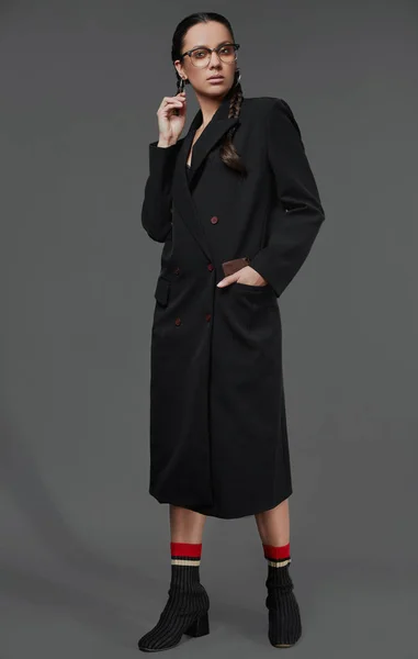 긴 검은 코트에 아름 다운 매력적인 히스패닉 여자의 초상화 — 스톡 사진