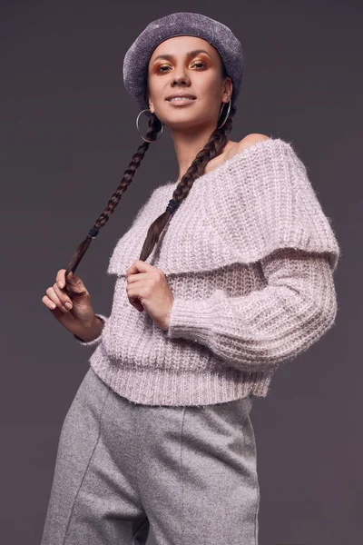 Retrato de bela menina hispânica encantadora em suéter acolhedor e boina — Fotografia de Stock