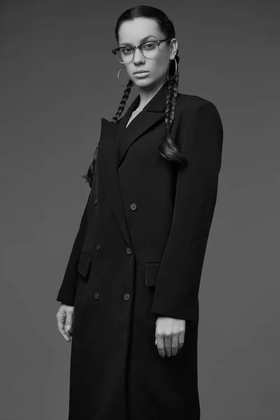 Gyönyörű bájos hispán lány hosszú fekete kabát portréja — Stock Fotó