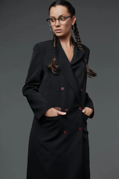 Retrato de bela menina hispânica encantadora em casaco preto longo — Fotografia de Stock