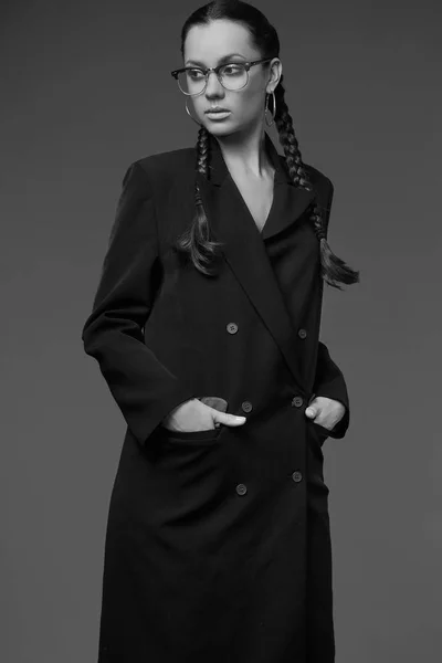 Gyönyörű bájos hispán lány hosszú fekete kabát portréja — Stock Fotó