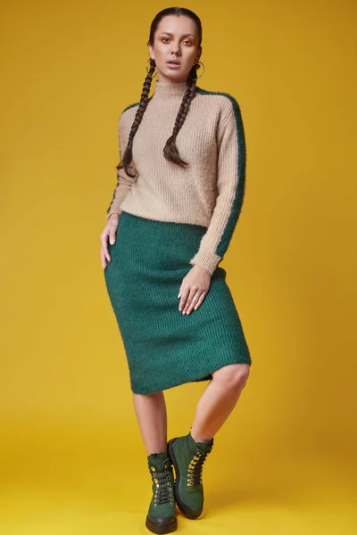 Hangulatos pulóver szép bájos hispán lány portréja — Stock Fotó