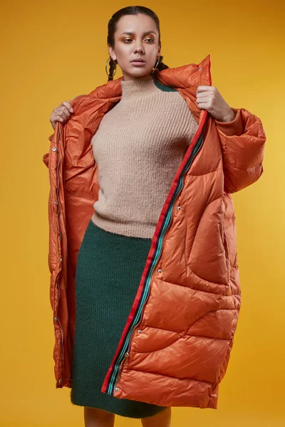 오랫동안 오렌지 코트에 아름 다운 매력적인 히스패닉 여자의 초상화 — 스톡 사진