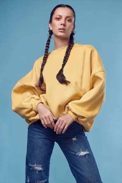 청바지에 노란색 hoody 아름 다운 매력적인 히스패닉계 여자 — 스톡 사진