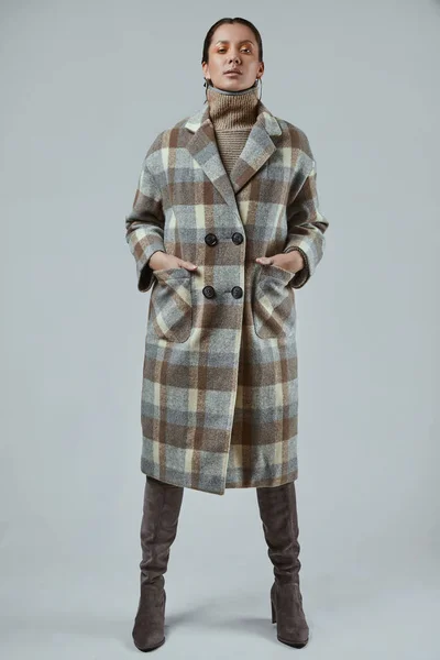 모직 코트에 아름 다운 매력적인 히스패닉 여자의 초상화 — 스톡 사진