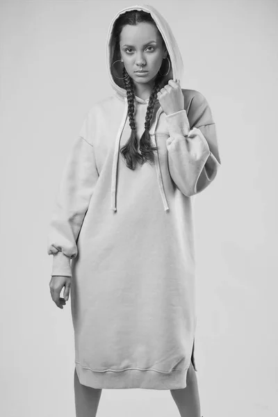 Gyönyörű bájos hispán lány hosszú portréja kapucnis felső — Stock Fotó