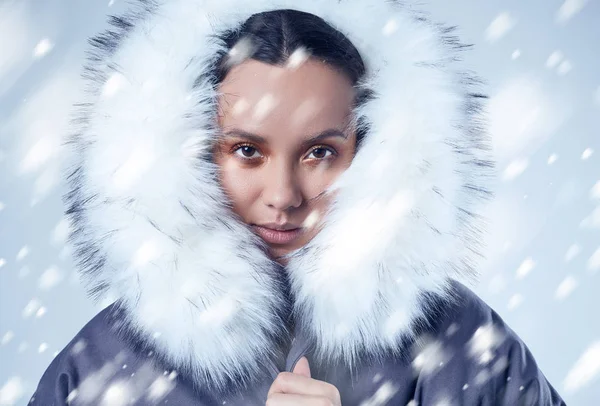 A szép bájos hispán lány a kék kabát esik a hó — Stock Fotó