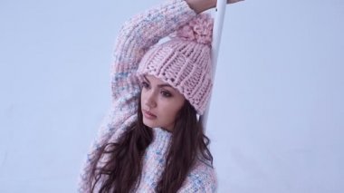Beyaz studio poz yün kazak giyen güzel sihir esmer kadın portresi