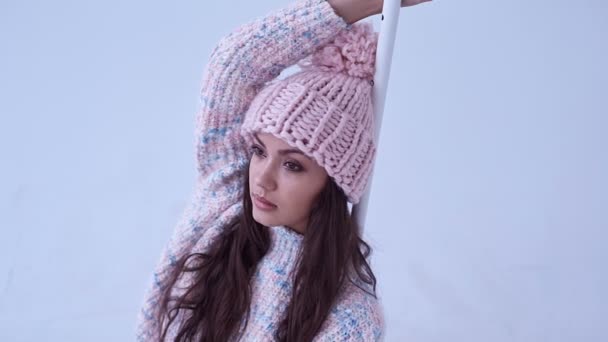 Portret Piękny Blask Sobie Wełniany Sweter Pozowanie Studio Biały Brunetka — Wideo stockowe