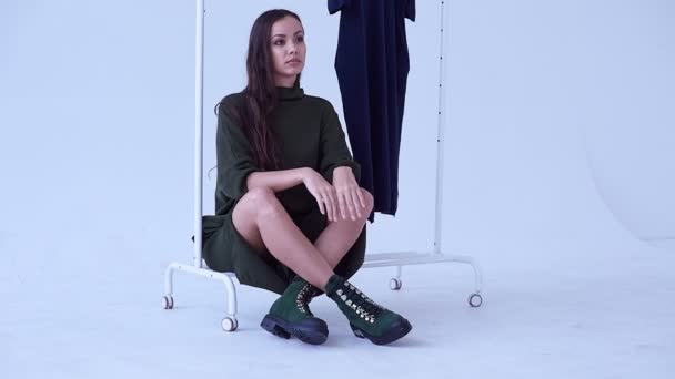 Portrét Krásné Sexy Bruneta Žena Nosí Dlouhé Zelené Šaty Pózuje — Stock video