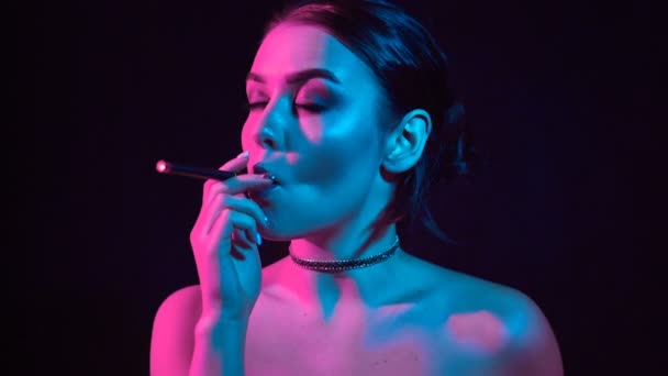 Retrato Glamour Sedutora Linda Morena Fumando Cigarro Eletrônico Luz Cor — Vídeo de Stock