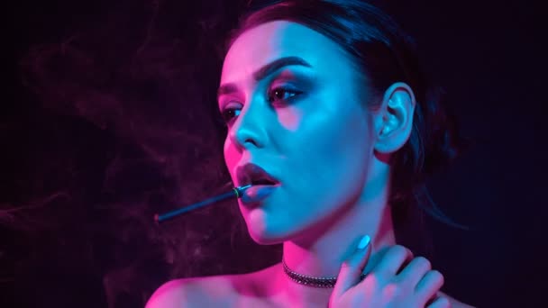 Porträtt Glamour Förförisk Ursnygg Brunett Kvinna Röka Elektronisk Cigarett Neon — Stockvideo