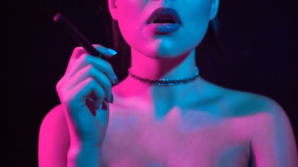 Retrato Glamour Sedutora Linda Morena Fumando Cigarro Eletrônico Luz Cor — Vídeo de Stock