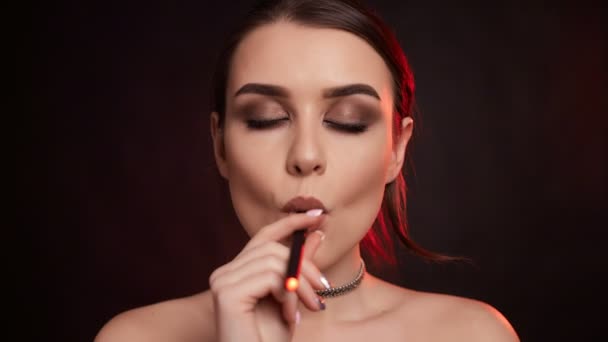 Portrait Glamour Seductive Gorgeous Brunette Woman Smoking Electronic Cigarette Studio — Stock Video