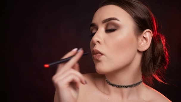 Retrato Glamour Sedutora Linda Morena Fumando Cigarro Eletrônico Estúdio — Vídeo de Stock