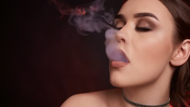 Retrato Glamour Sedutora Linda Morena Fumando Cigarro Eletrônico Estúdio — Vídeo de Stock