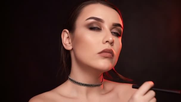 Glamour Baştan Çıkarıcı Muhteşem Bir Esmer Kadın Sigara Elektronik Sigara — Stok video