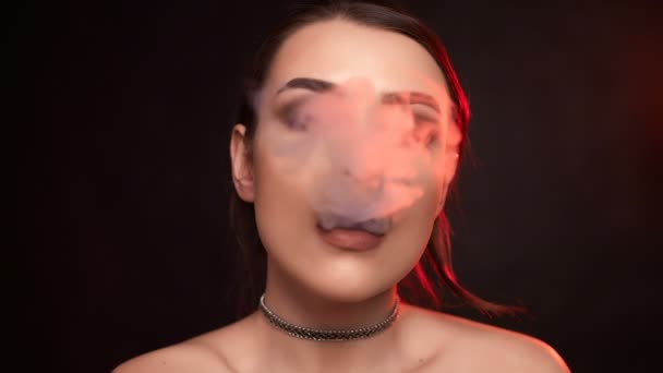 Медленный Портрет Гламурной Соблазнительной Роскошной Брюнетки Курящей Электронную Сигарету Студии — стоковое видео
