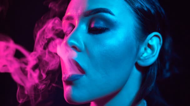 Slow Motion Portrait Glamour Seductive Gorgeous Brunette Woman Smoking Electronic — Stock Video