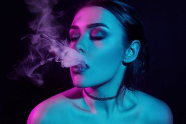 Glamour baştan çıkarıcı muhteşem bir esmer kadın sigara elektronik sigara