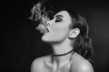 Glamour baştan çıkarıcı muhteşem bir esmer kadın sigara elektronik sigara