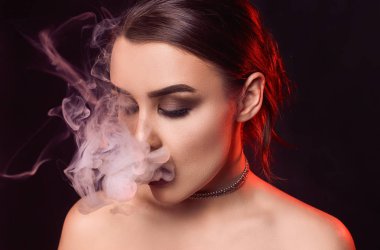 Glamour baştan çıkarıcı muhteşem bir esmer kadın sigara elektronik sigara