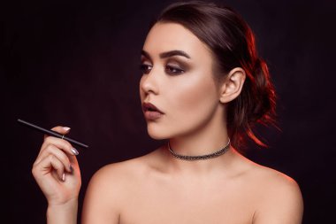 Glamour baştan çıkarıcı muhteşem bir esmer kadın sigara elektronik sigara