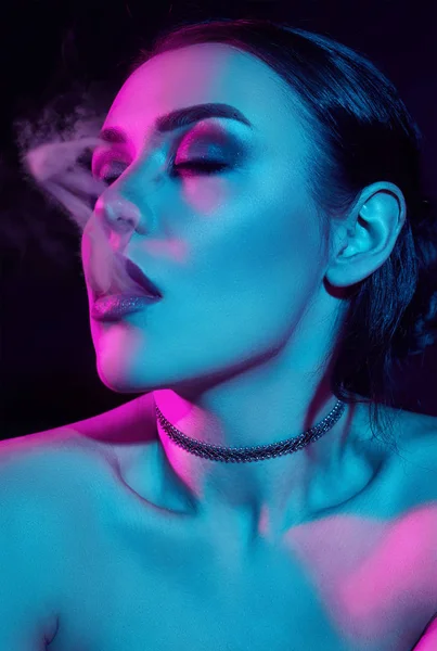 Glamour baştan çıkarıcı muhteşem bir esmer kadın sigara elektronik sigara