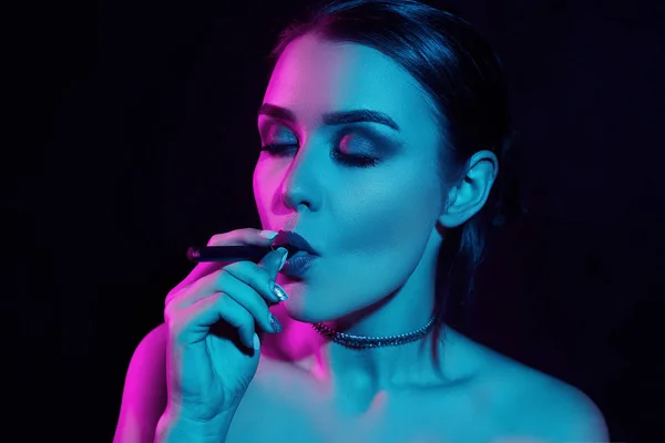 Αίγλη σαγηνευτική πανέμορφη μελαχρινή γυναίκα καπνίζοντες ηλεκτρονικό τσιγάρο — Φωτογραφία Αρχείου
