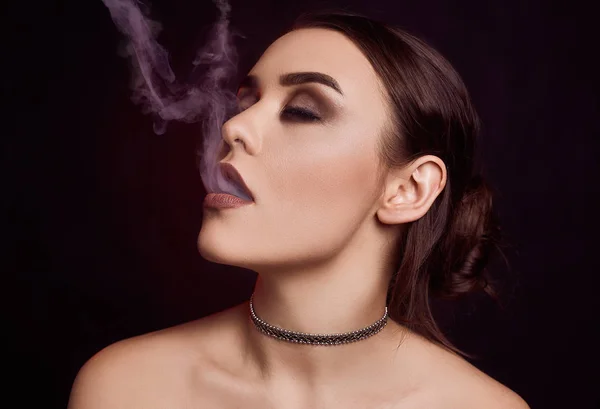 Glamour baştan çıkarıcı muhteşem bir esmer kadın sigara elektronik sigara — Stok fotoğraf