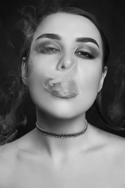 Glamour seductora hermosa morena mujer fumando cigarrillo electrónico — Foto de Stock