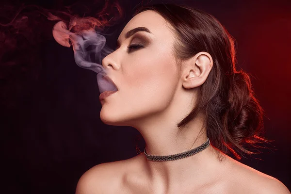 Glamour verleidelijke prachtige brunette vrouw roken elektronische sigaret — Stockfoto