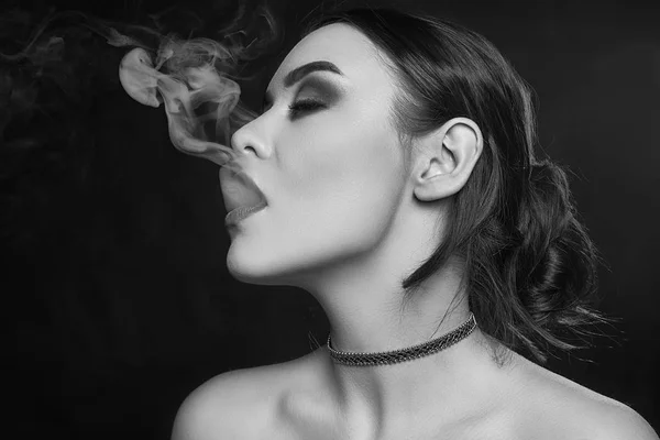 Sexy svůdné nádherná bruneta žena kouření elektronické cig — Stock fotografie