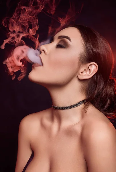 Sexy svůdné nádherná bruneta žena kouření elektronická cigareta — Stock fotografie