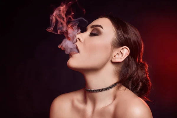 Glamour förförisk Ursnygg brunett kvinna röka elektronisk cigarett — Stockfoto
