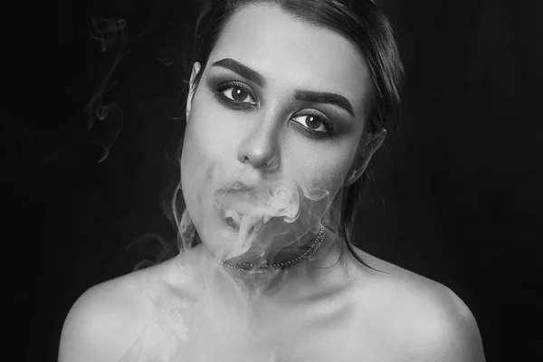 Glamour seductora hermosa morena mujer fumando cigarrillo electrónico — Foto de Stock