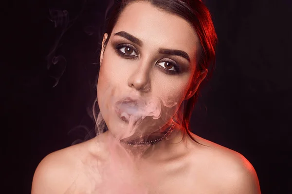 Sexy svůdné nádherná bruneta žena kouření elektronická cigareta — Stock fotografie