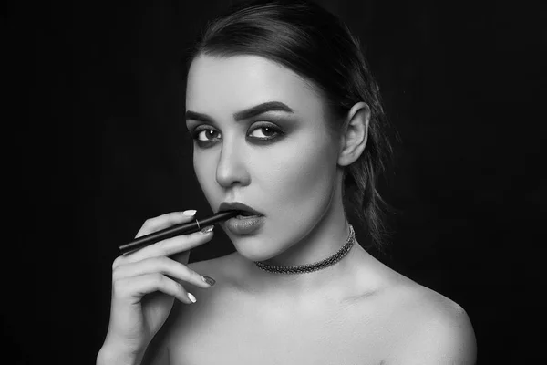 Sexy svůdné nádherná bruneta žena kouření elektronické cig — Stock fotografie