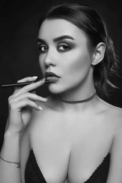 グラマー魅惑的なゴージャスなブルネット女性禁煙電子たばこ — ストック写真