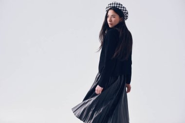 Zarif Asyalı kadın moda siyah etek ve bere