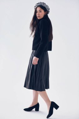 Zarif Asyalı kadın moda siyah etek ve bere