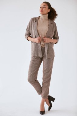 Zarif siyah kadın şık elbiseli kıvırcık saçlı