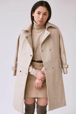 Zarif Asyalı kadın moda yün ceket ve klasik etek